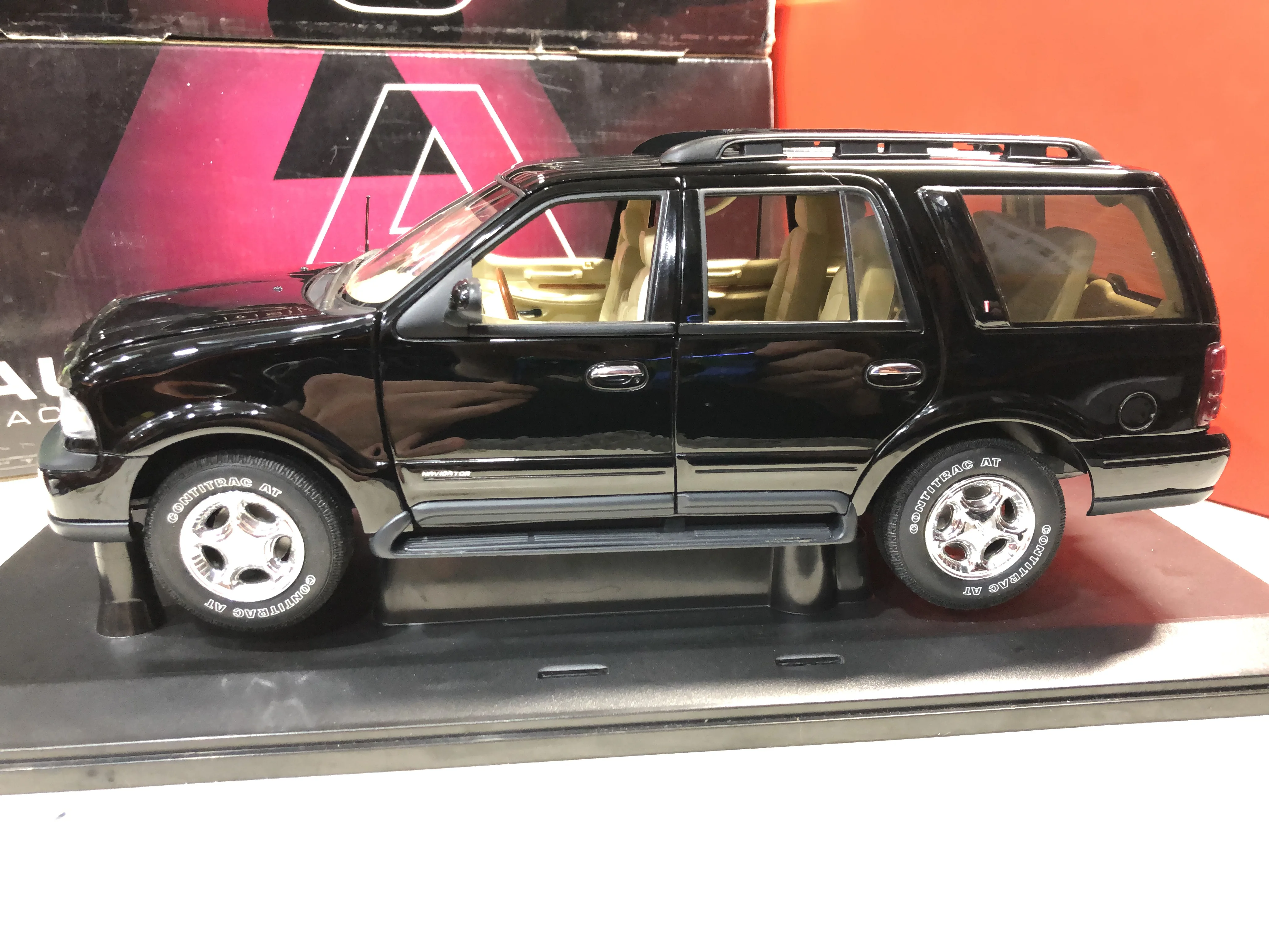 Autoart 1/18 Scale Diecast 72762 - Lincoln Navigator - Black