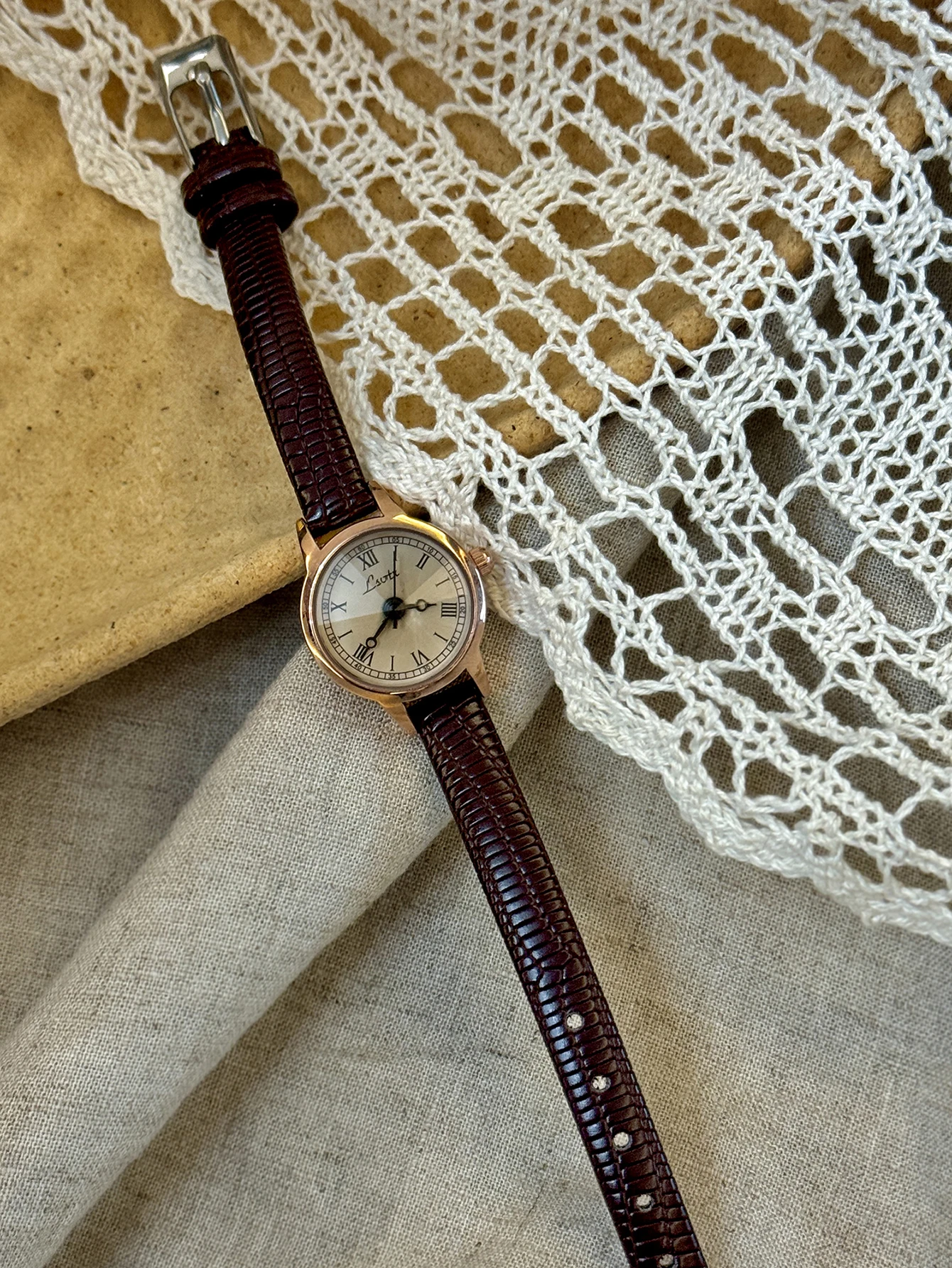 Vintage-Style Coffee Leather Strap Women's Watch with Delicate Round Dial
