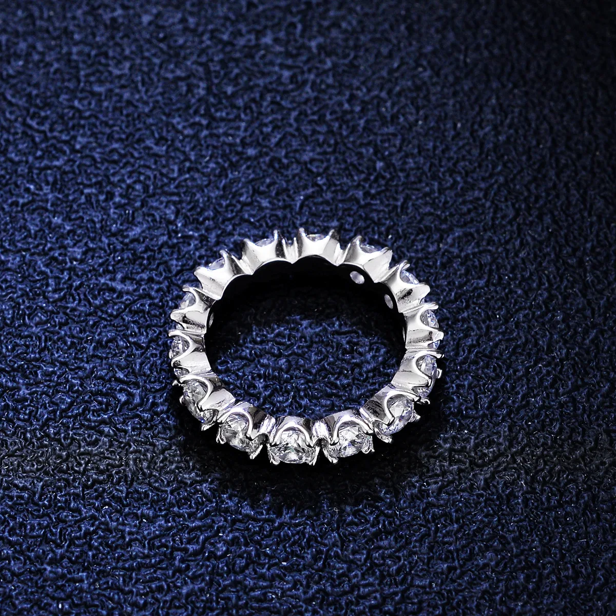 Рисунок 4 - Роскошное Платиновое кольцо с бриллиантами