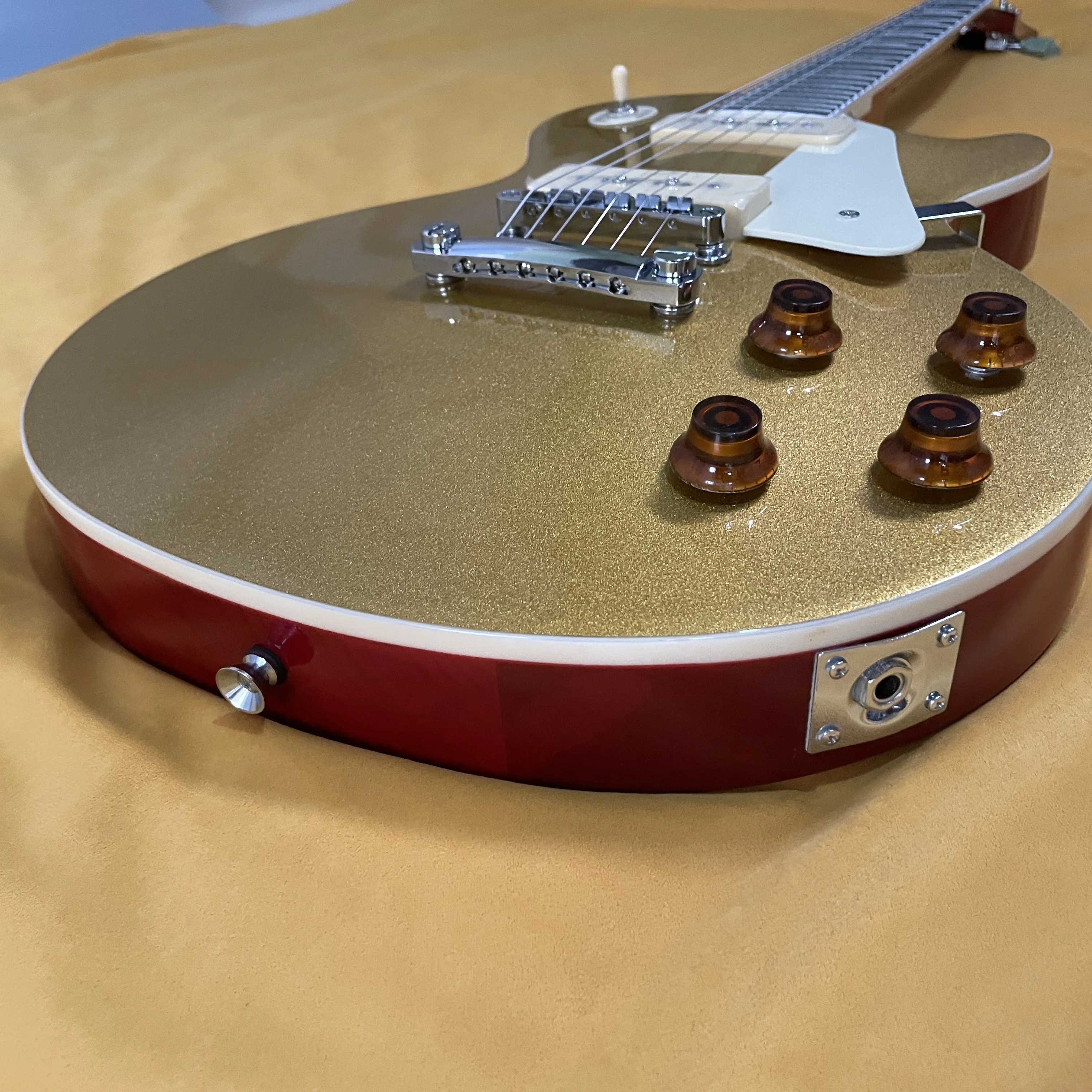 guitarra-el-ctrica-de-6-cuerdas-instrumento-musical-de-cuerpo-rojo