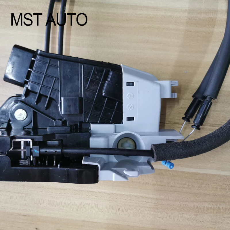 Door Lock Actuator Left Driver Side For Hyundai Tucson 2016-2020 81310-D3010 81320-D3010