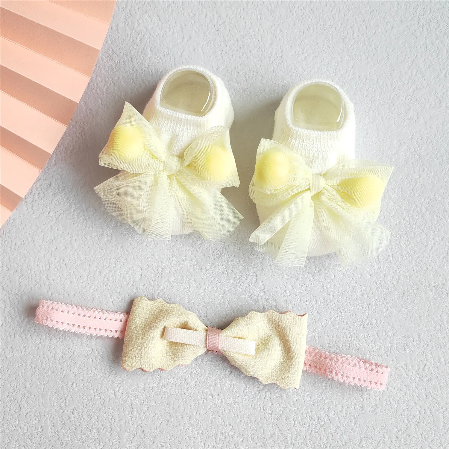 Ensemble 2 pièces bandeau et chaussettes pour bébé fille