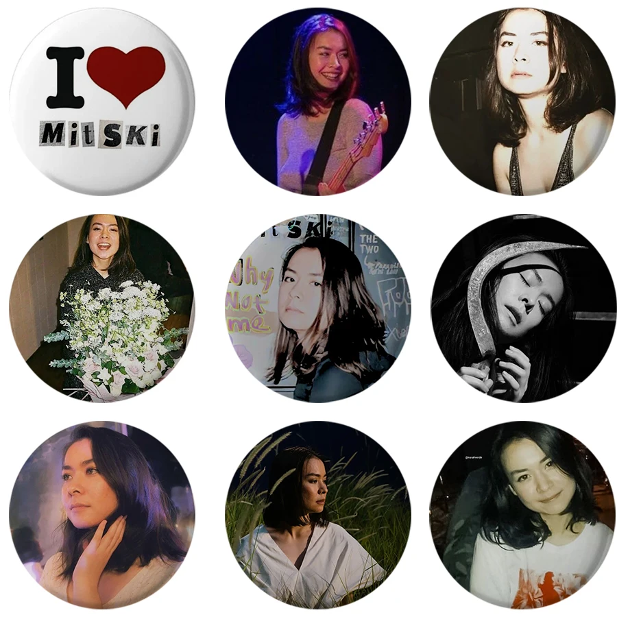 Эмалированные булавки 58 мм Pop Singer Mitski, черно-белая брошь ручной работы, мультяшное оформление, аксессуары для рюкзака, подарки Эмалированные булавки 58 мм Pop Singer Mitski, черно-белая брошь ручной работы, мультяшное оформление, аксессуары для рюкзака, подарки