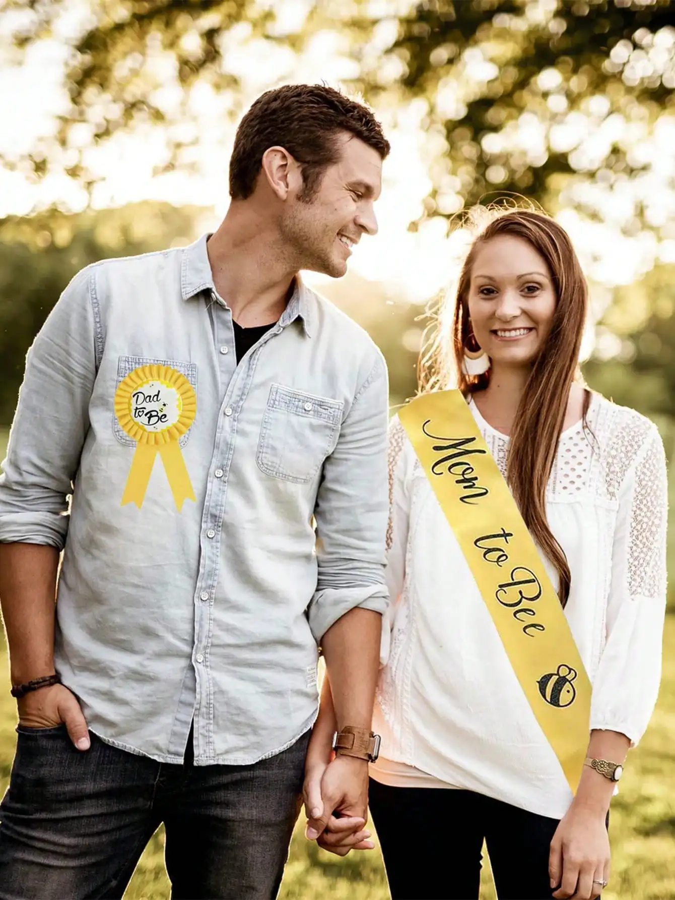 Baby Gift Party Belt and Bust Set Mom to Bee Shoulder Strap and Dad to Bee Tin Emblem Gender Revealing Decoration Souvenir Gifts