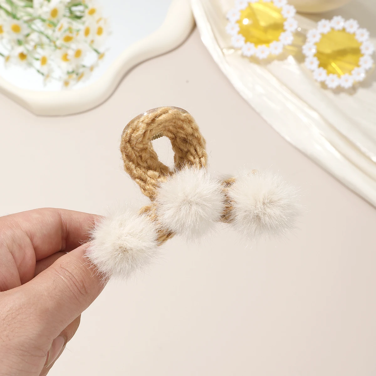 1pc Plush Ball Hair Claw Clip Ponytail Grab Hair Clips For Woman Solid Color Fashion Hairpins Girl Hair Accessories Headdress