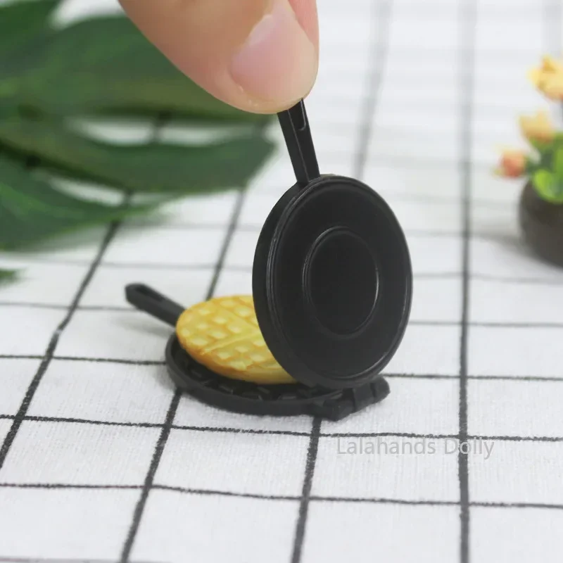 Dollhouse Mini Waffle Mold Miniature Food Play Creative Model for Dollhouse Kitchen Furniture Decorative Accessories 2