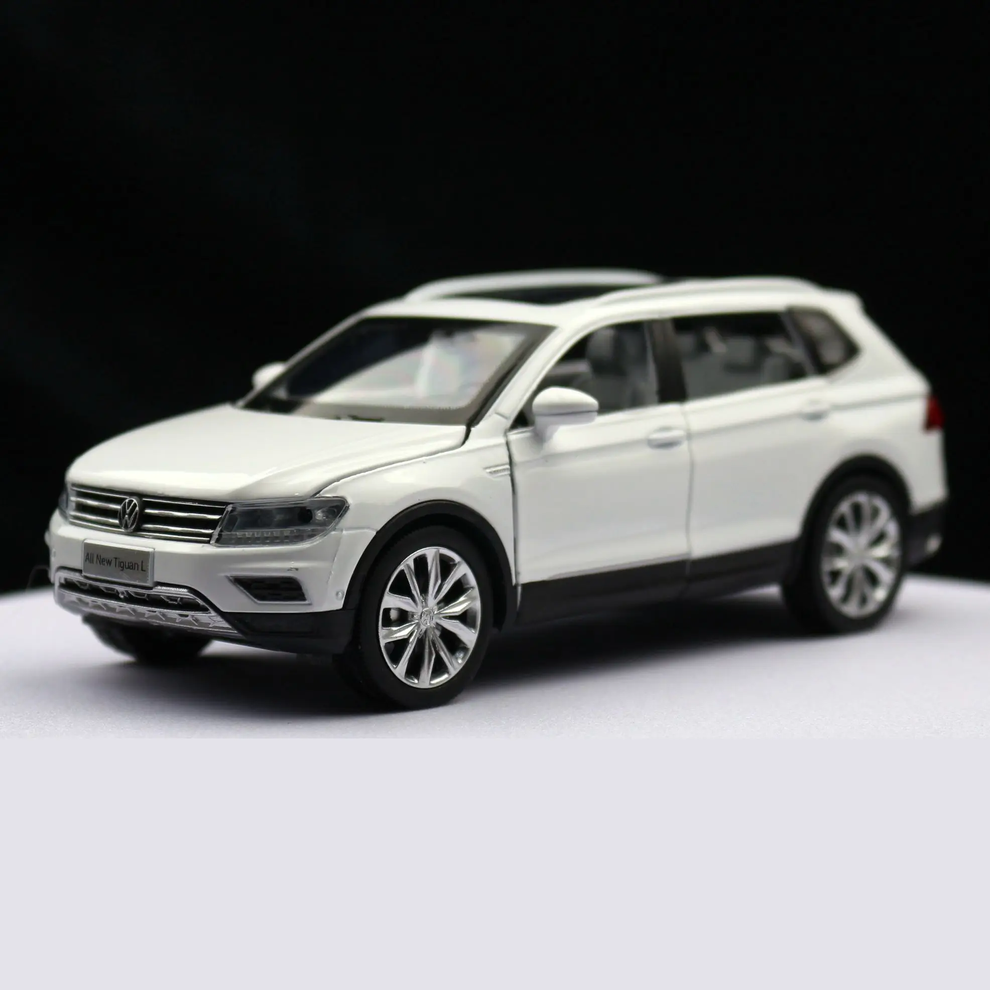 1/32 Volkswagen Tiguan L SUV Toy Car Model Diecast Alloy Miniature Pull Back Sound & Light Collection Gift for Children Boys Kid 3