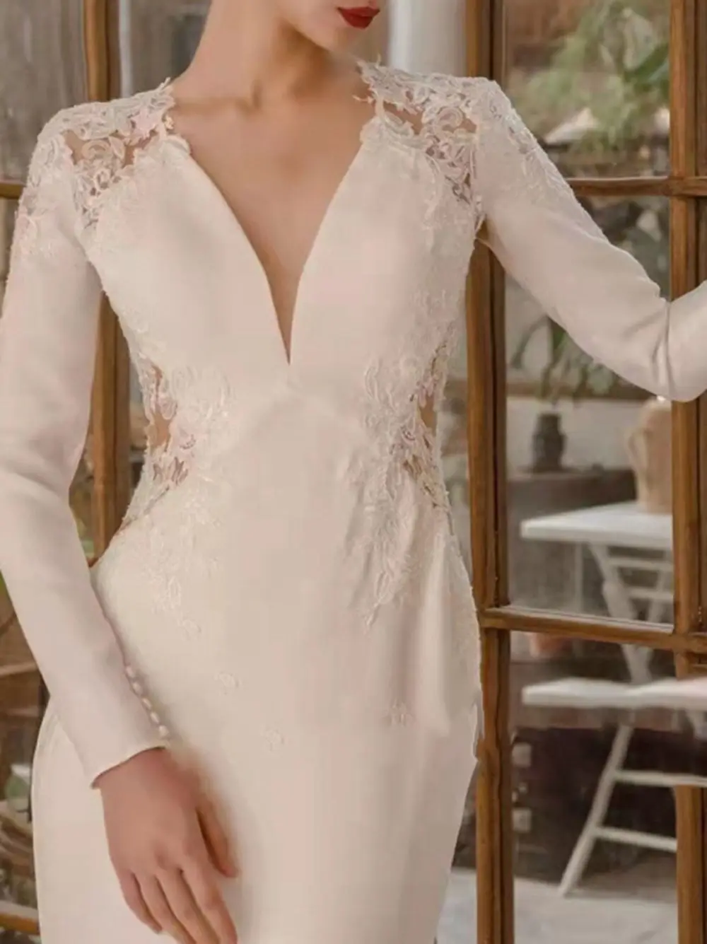 Elegante Meerjungfrauen-Brautkleider mit tiefem V-Ausschnitt, Spitze, Satin, langen Ärmeln und Cut-Outs für Damen 2026 – Brautballkleider mit Schleppe – Detail 6