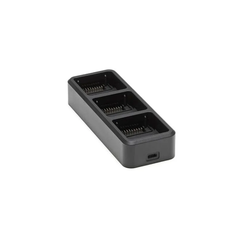 Quatre batteries DJI installées dans le hub de charge intelligent Mavic 3, en cours de charge.