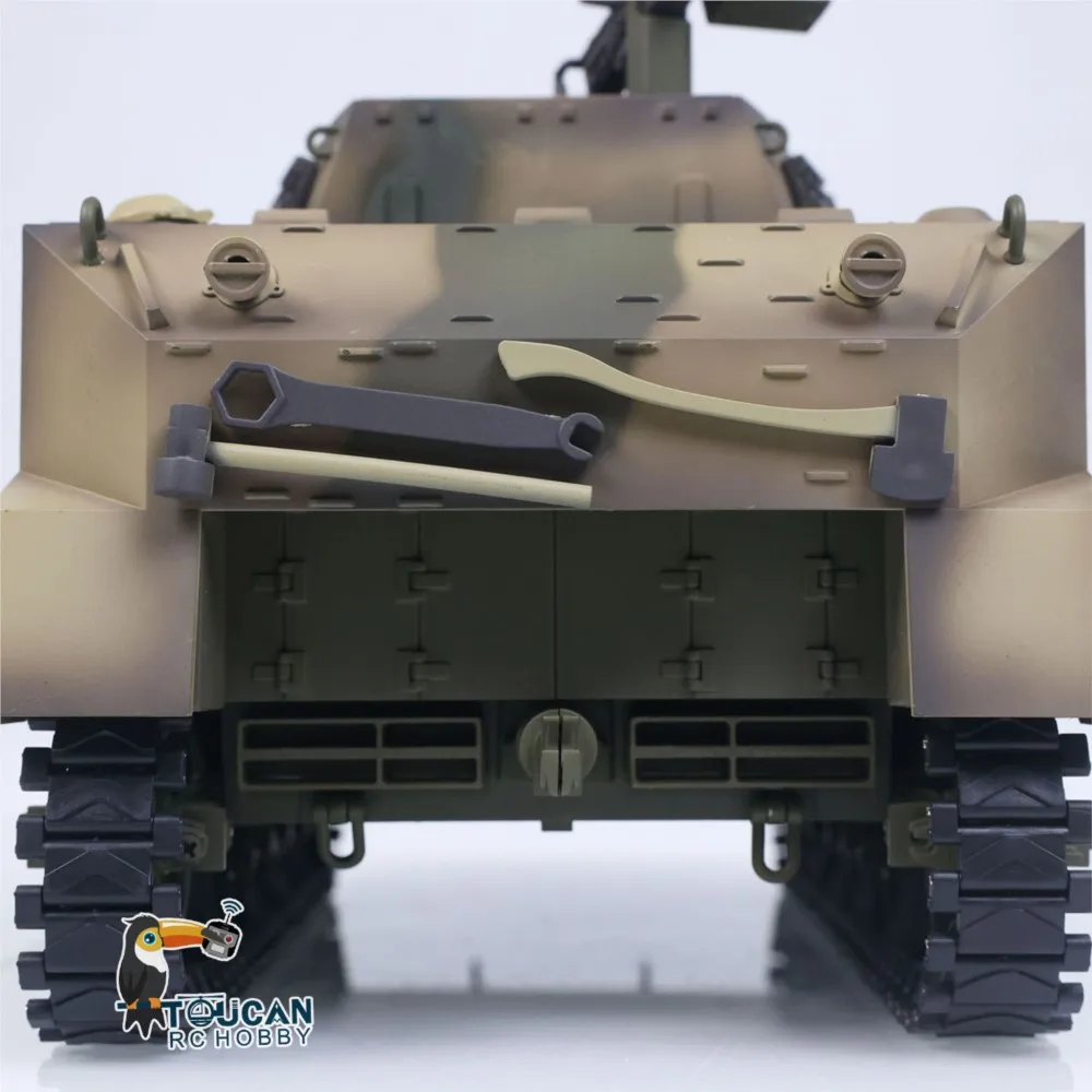 Char RC M8 HMC Scott en mouvement, fumée sortant du pot d'échappement, éclairage avant, obusier automoteur radiocommandé.