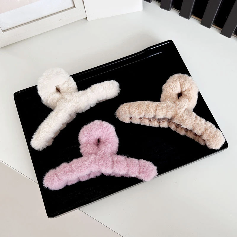 

Cute Plush Hair Claw Faux Fur Elegant Acrylic Hairpins Women Hair Clip Barrette Crab Headwear Winter Girls Hair Accessories Gift