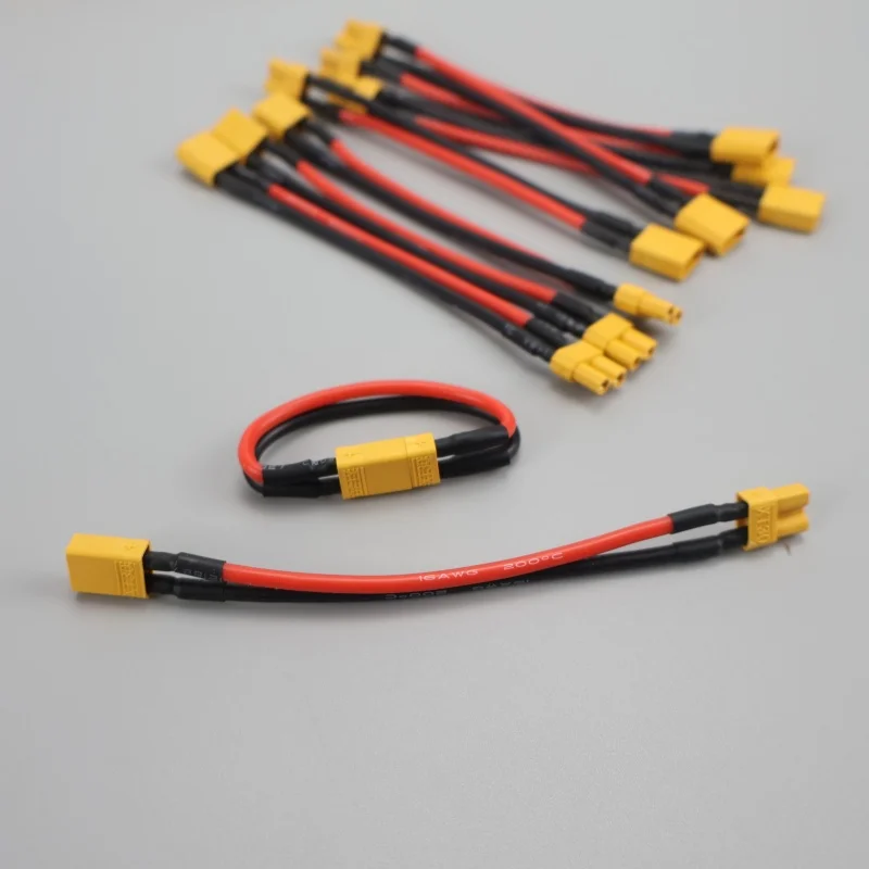 Lot de câbles d'extension XT30 mâle-femelle 16AWG pour drone FPV, plusieurs pièces alignées.