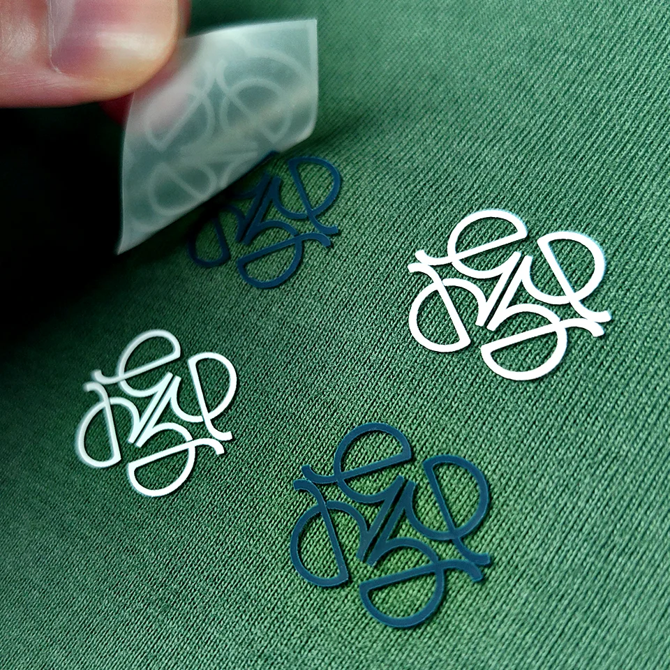 ロゴ付きのパーソナライズされたシリコンワッペン,小さなサイズ,熱