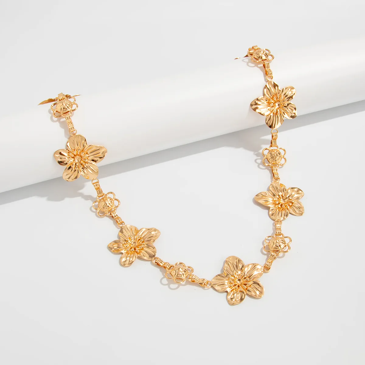 Luxuriöse Blumenapplikation, Körperkette, schwüle Allure, Multi-Link-Metall-Taillenschmuck, handwerklich gefertigte Damen-Akzent-Couture-Abend-Glam – Detail 6