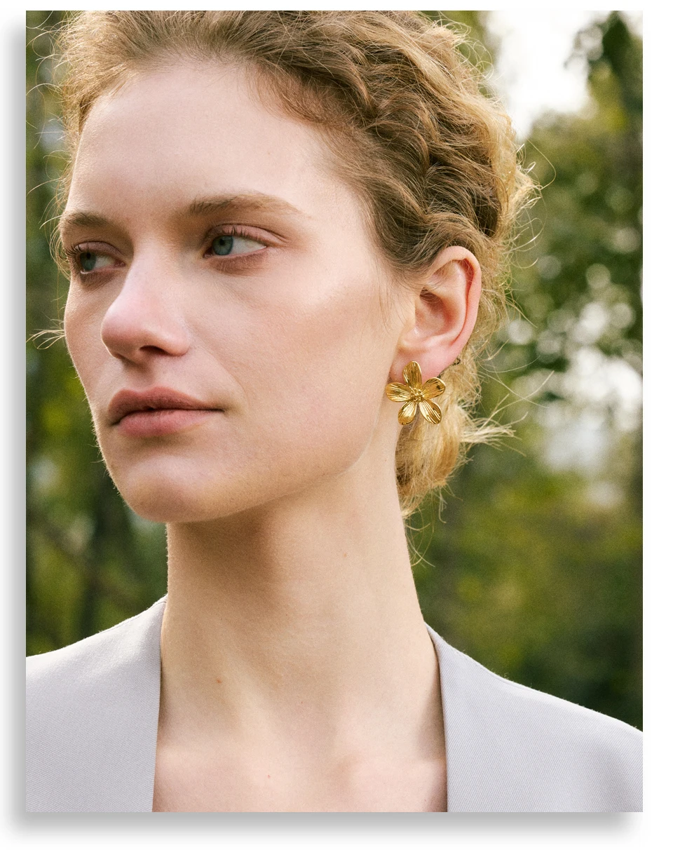 PoisedMe stainless steel flower stud earring – back view