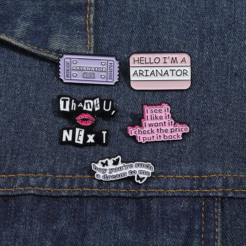 �Thank You Next Hello I'm A Tourator“, lustige Zitate, Emaille-Anstecknadeln, kreative Cartoon-Metallbroschen, Anstecknadel, Zubehör als Geschenk – Detail 6