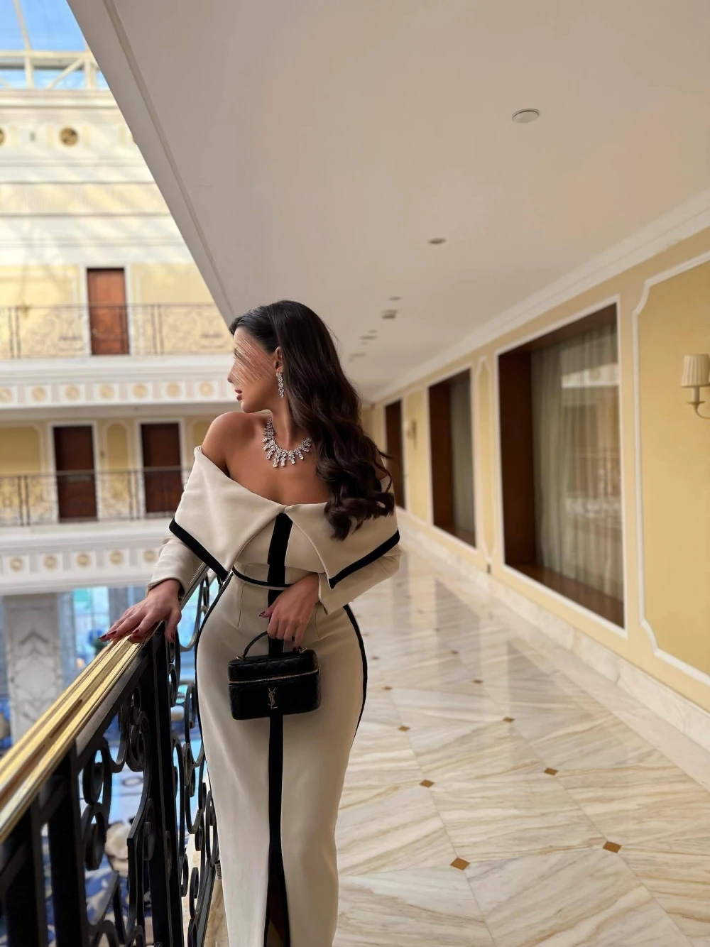 فستان أوف وايت أوف شولدر بتفاصيل كلاسيكية أنيقة