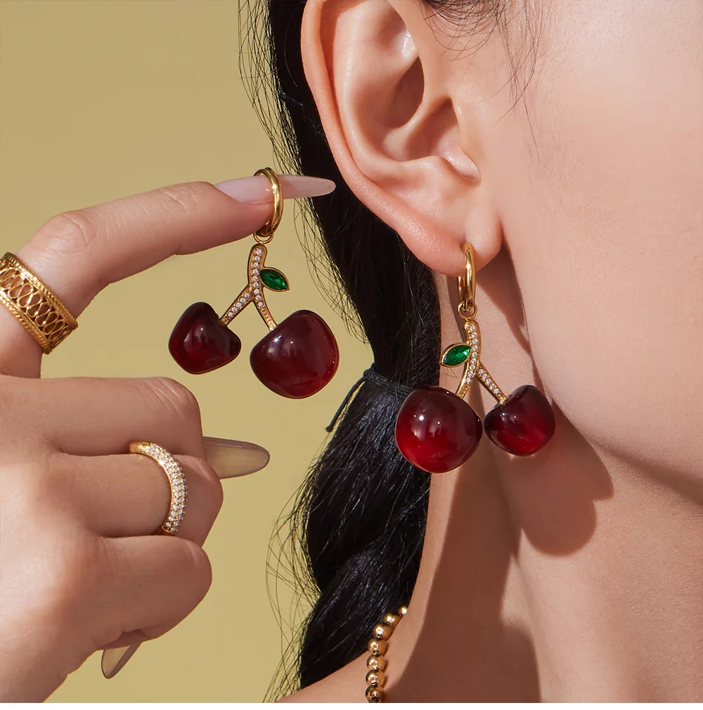 Süße rote Harz Kirsche Anhänger Halskette Edelstahl vergoldet Kette Armband Tropfen Ohrringe Damen Luxus Schmuck Set – Detail 9
