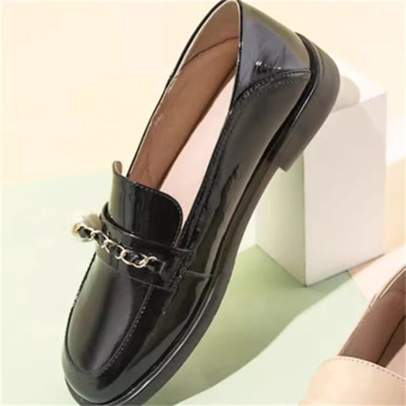 

Chain Shoes for Women Round Toe Female Loafers Low Heels Patent Leather Lady Pearls Zapatos Mujer String Beadings Chassure Femme