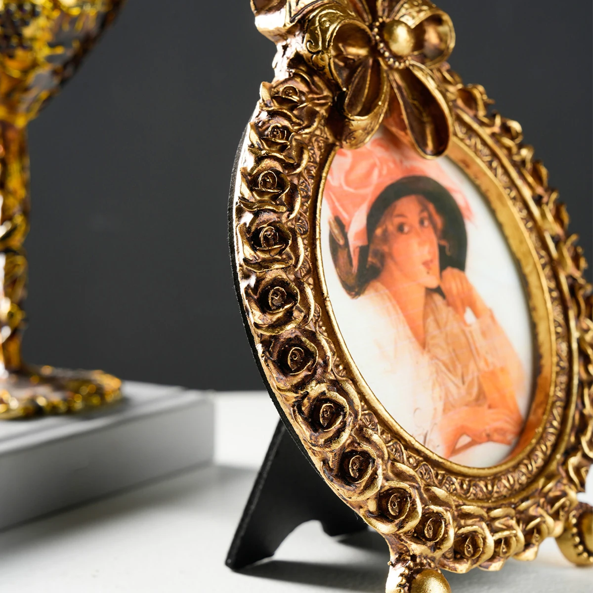 1PC, a retro five-petal bow three-dimensional patterned circular photo display frame, a home desktop decoration frame