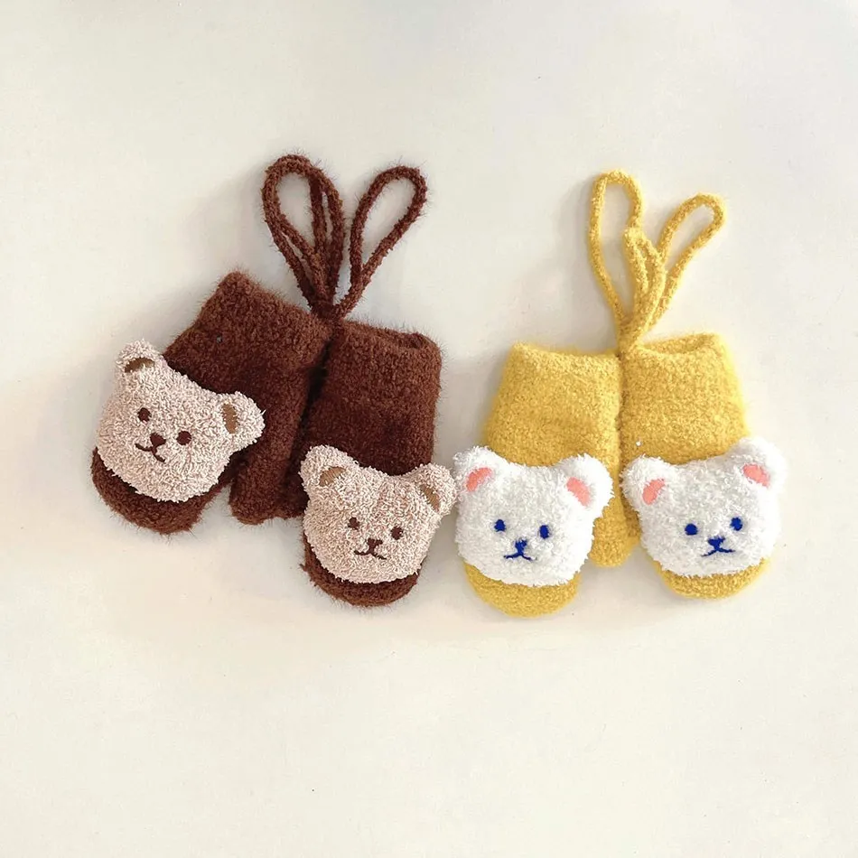 Зимние милые варежки с мультяшным