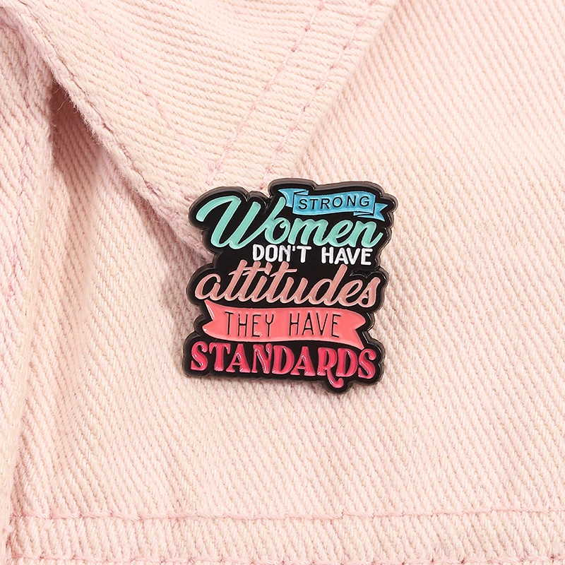 강한 여자는 태도가 없고 표준이 있습니다 에나멜 핀 페미니즘 긍정적인 인용 브..