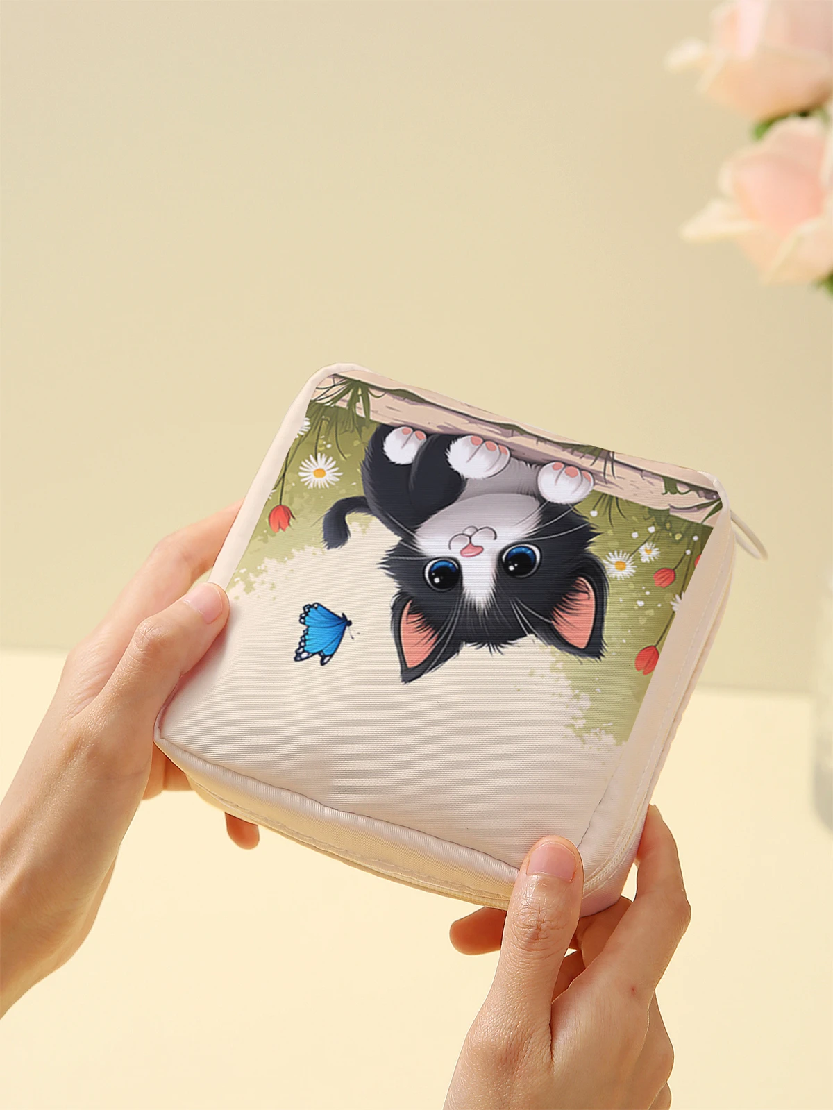 Cute cat pattern printed sanitary napkin storage bag, women's lightweight tissue bag, sanitary tissue bag