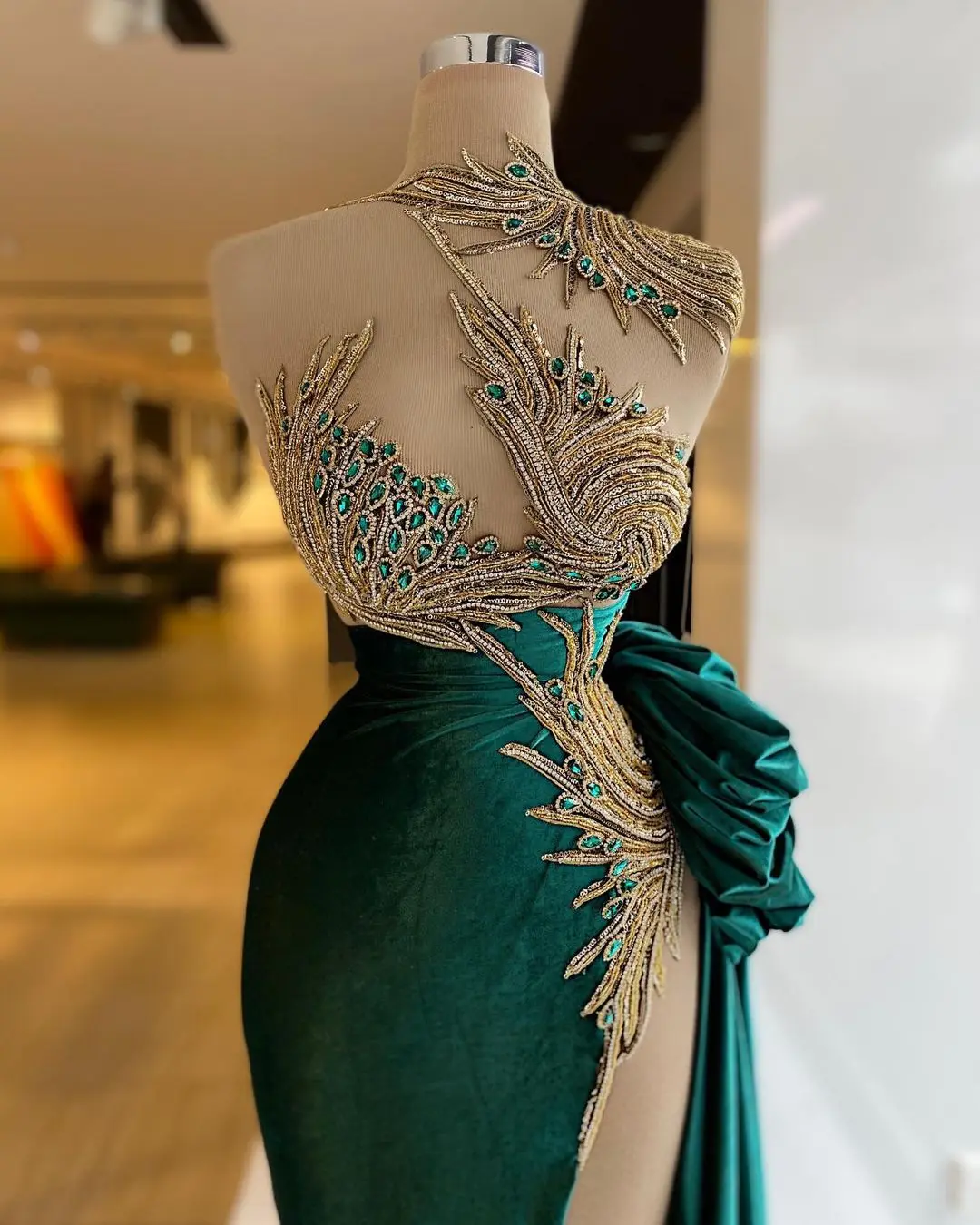 Womens Dress Unique Crystals Emerable Green Prom Dresses High Neck Beaded Evening Sleeveless Ruffles Party Gown