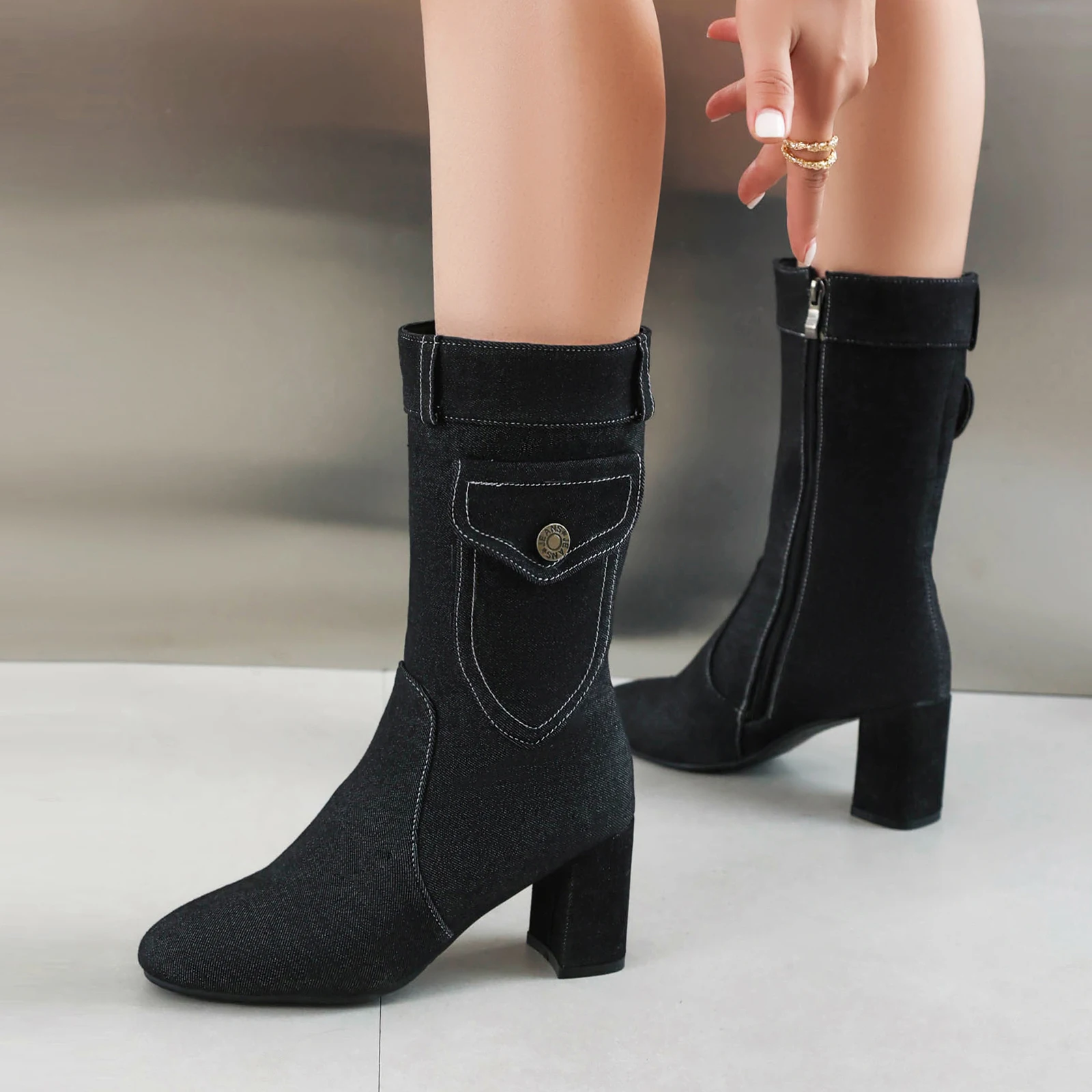 

Женские джинсовые сапоги в полоску, с дышащей вставкой и острым носком, на толстом каблуке, с боковой молнией и пряжкой, модель 2023 года