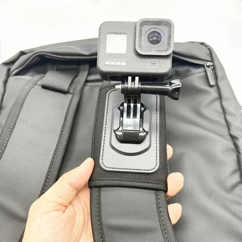 Support de caméra action vert avec une caméra installée, vue de côté. Achetez un Support de Caméra Action Léger et Résistant - Livraison Rapide.
