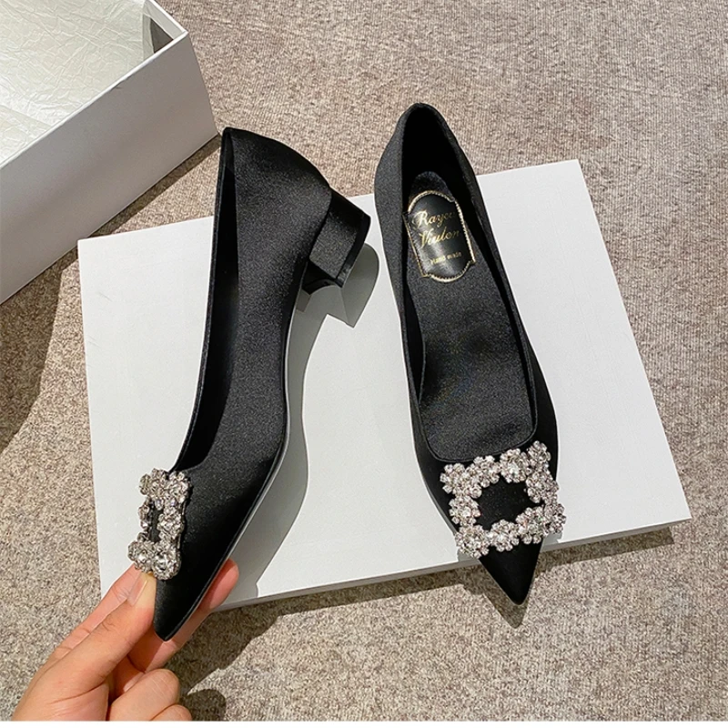 Bridal Wedding Shoes 2023 New Red Satin Pointed Middle Heel Water Diamond Shallow Mouth Single Shoe Women's Thick Heels Pumps3cm