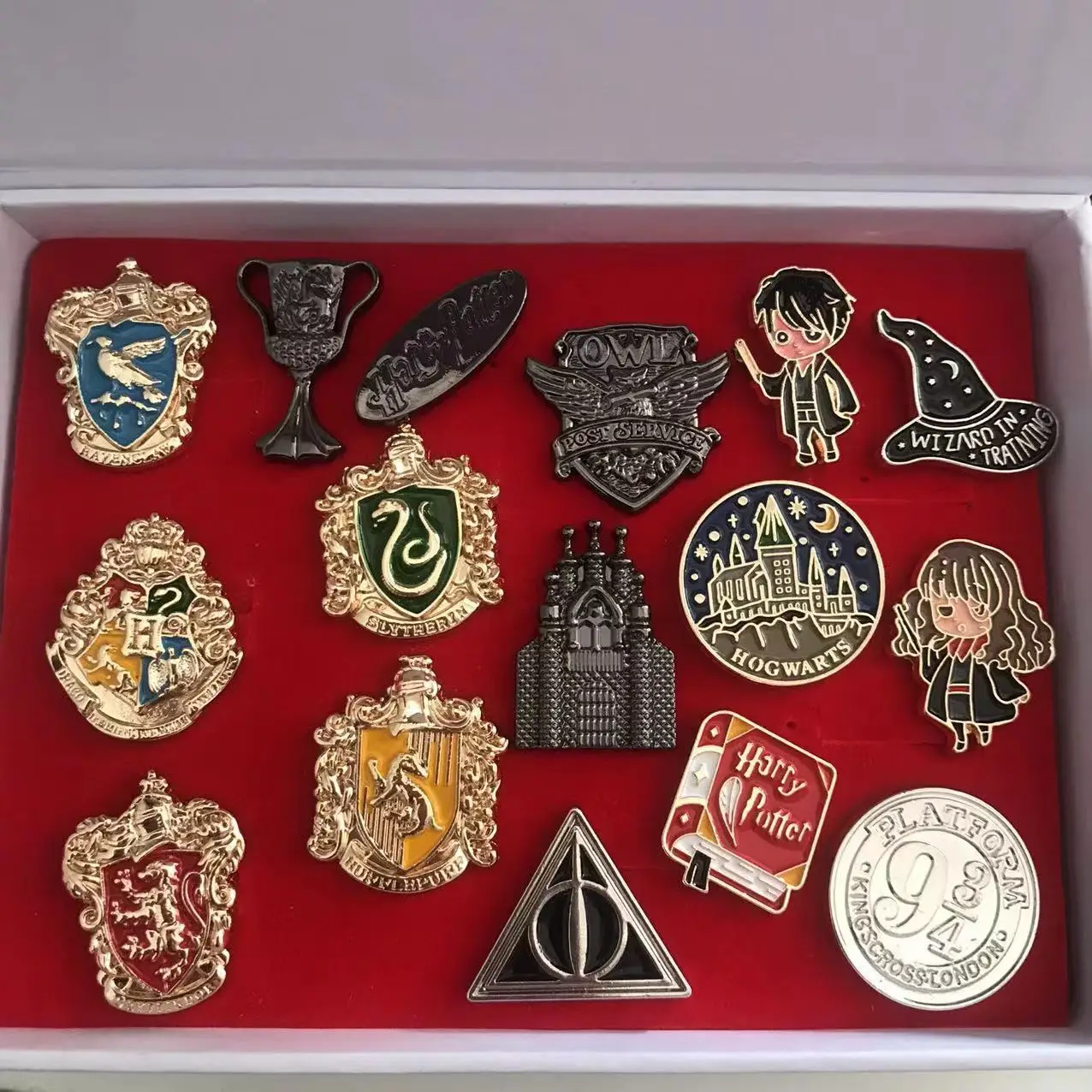 New Harri Potter Segnalibro Pins Box Set Time Turner Metal Badge Spilla Ring Set Quidditch Magic Wand Portachiavi Collana Giocattoli Regalo