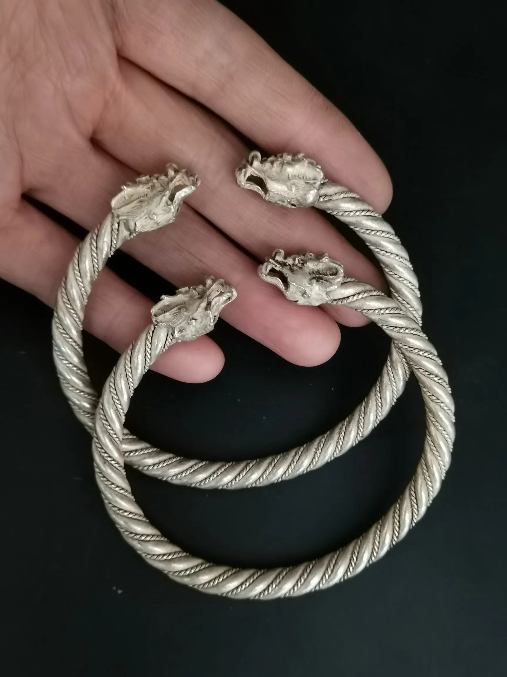 

1 Pair China Elaborate Tibetan Silver Lucky “Auspicious Dragon”Bracelet Metal Handicraft Decoration Home Decoration