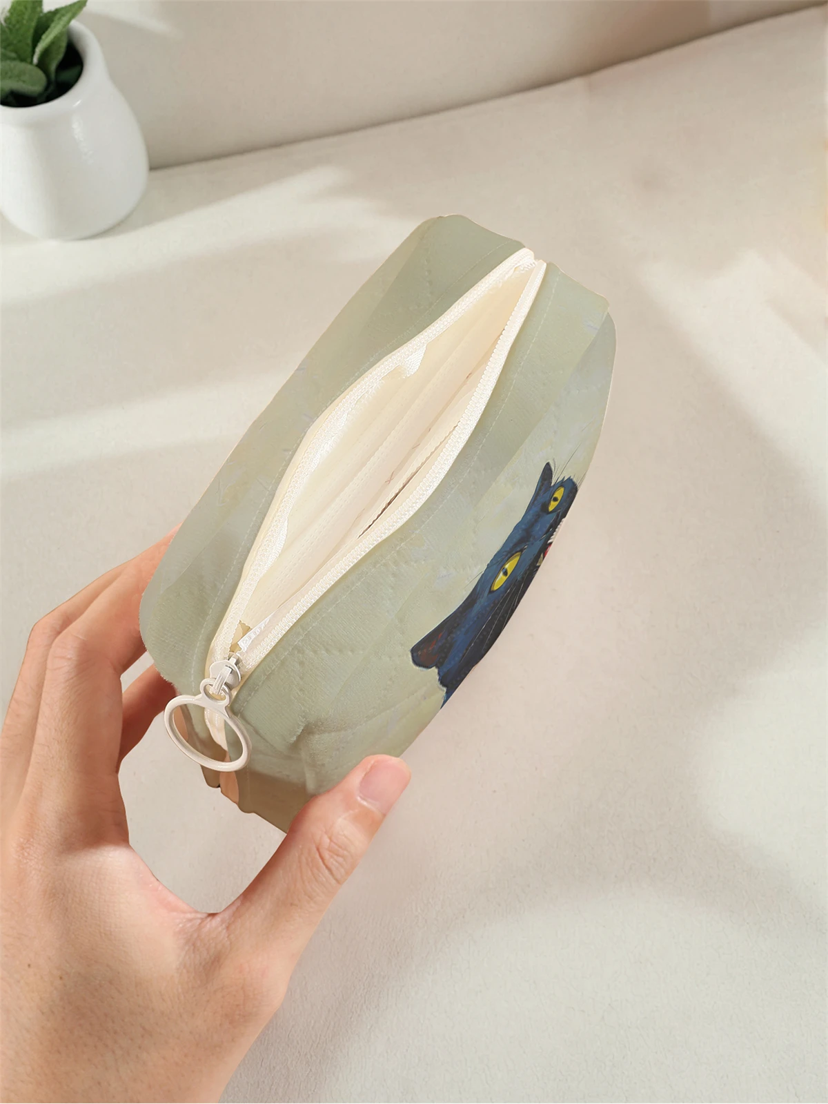 1 portable sanitary napkin storage bag, made of seaweed turtle pattern and diamond mesh material, lightweight women's tissue bag