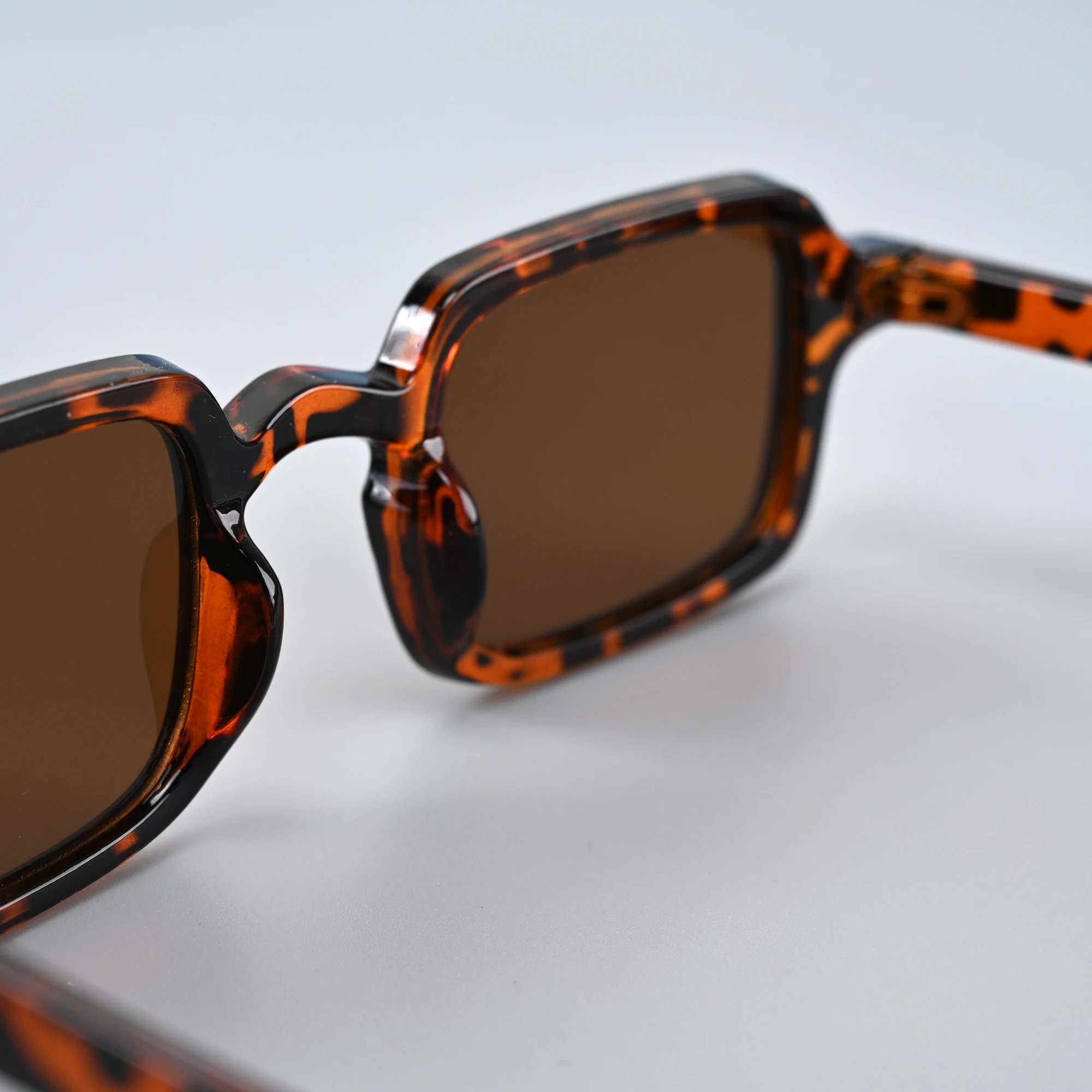 Fashion square sunglasses women men retro rivets decoration gradient shades UV400 protection sun glasses casual driving goggles