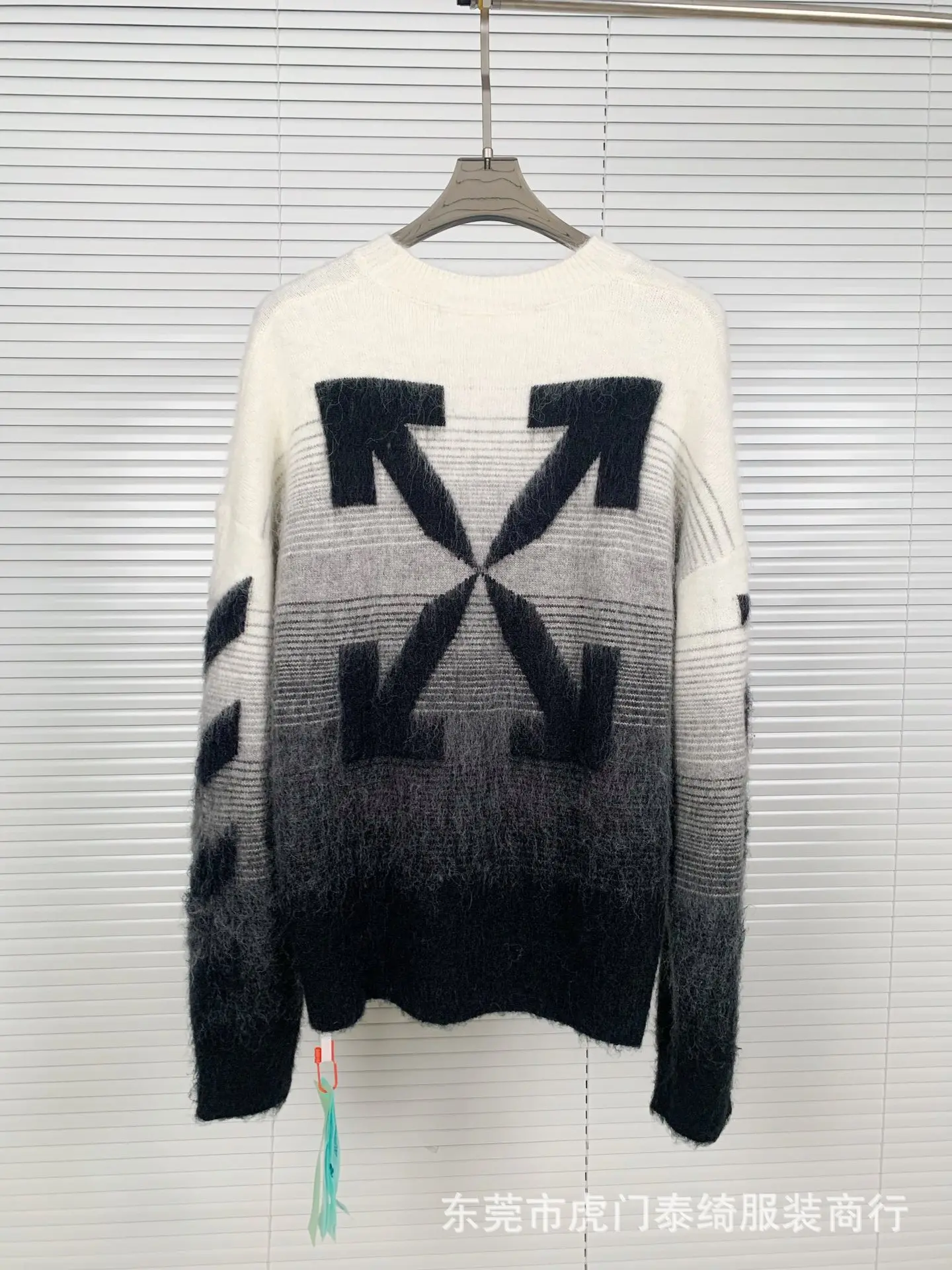 

2024 New TOP Fashion Luxury OFF WHITE Arrow gradient mohair jacquard sweater, men's and women's couple knit sweater