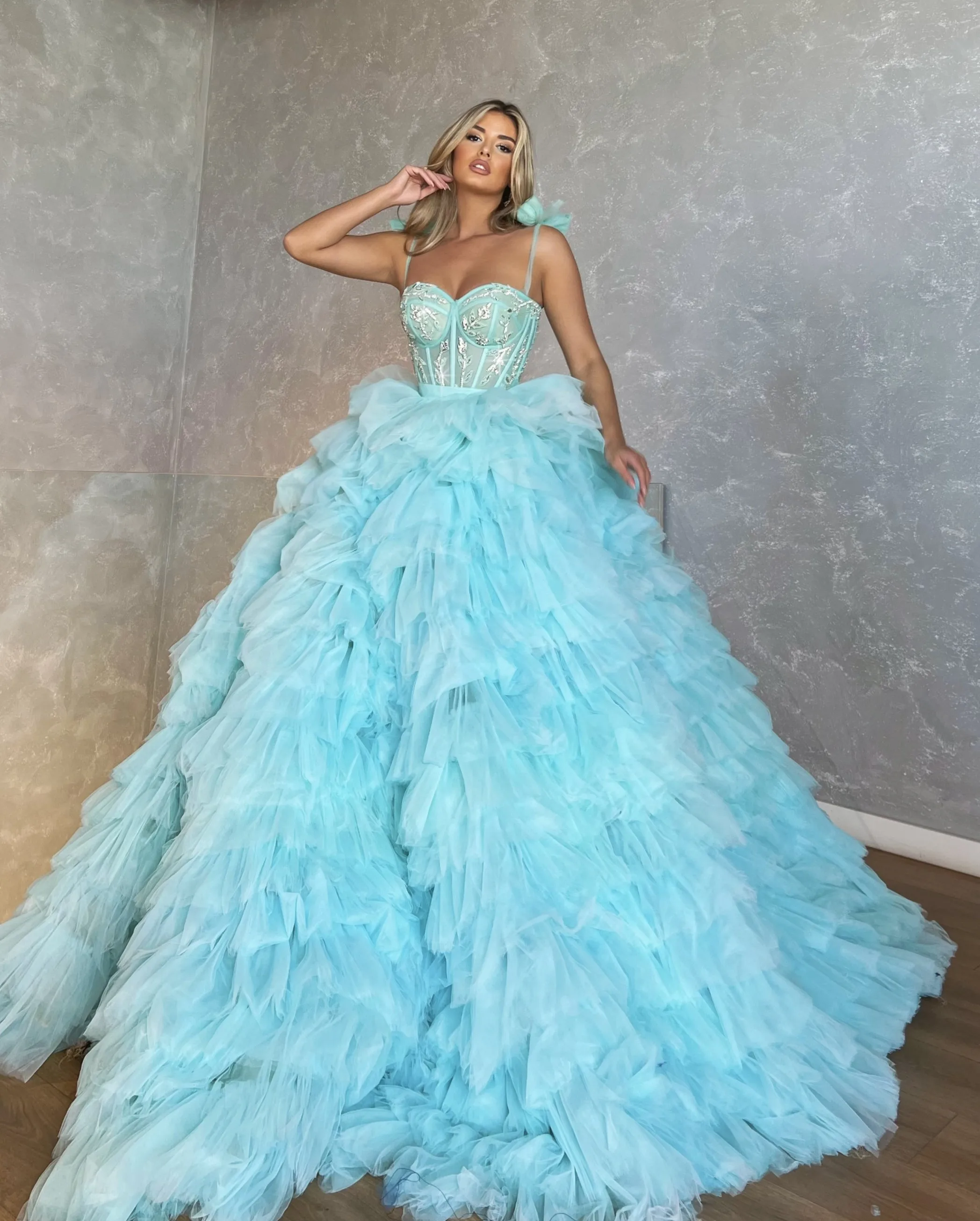 

2023 Mint Designer Evening Dresses Silver Applique Spaghetti Straps Exposed Boning Tiers Skirt Formal Celeberity Pageant Gowns