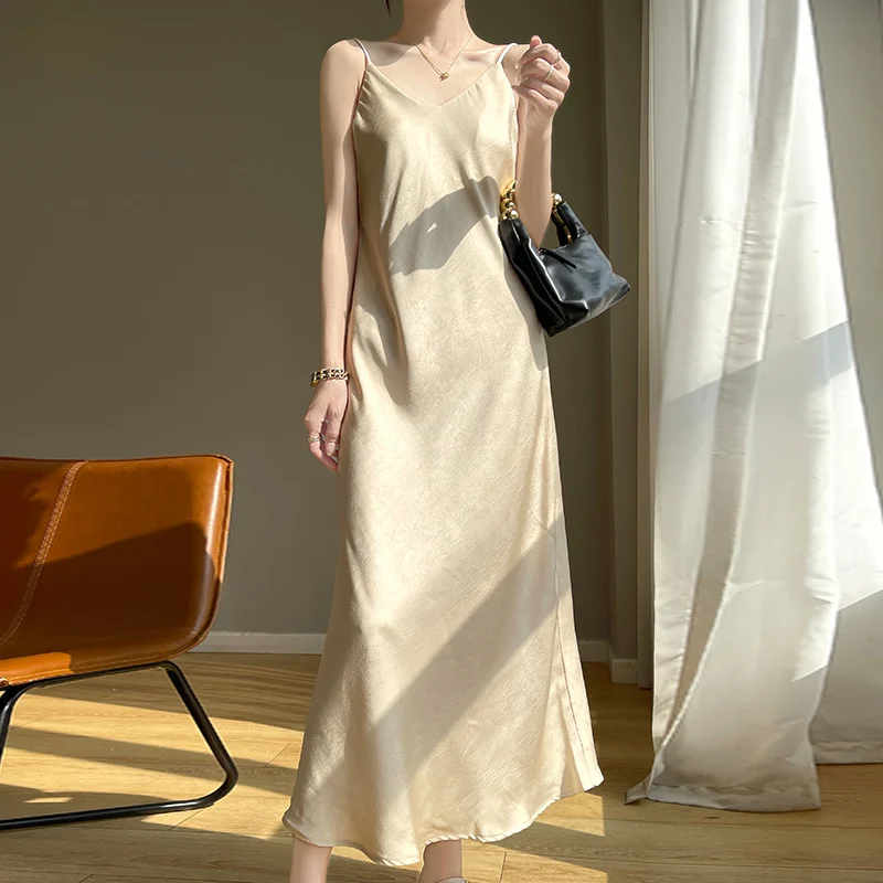 

Women's silk satin hand-held halter dress summer loose inside with base skirt 2024 new model