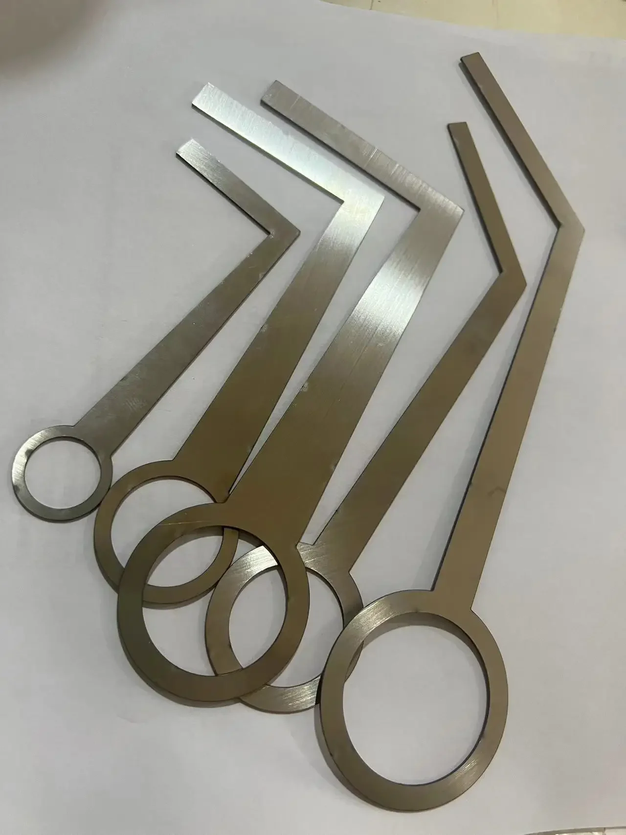 1 set of Alto Selma saxophone sheepskin pads+1 set of saxophone flat pad tools.