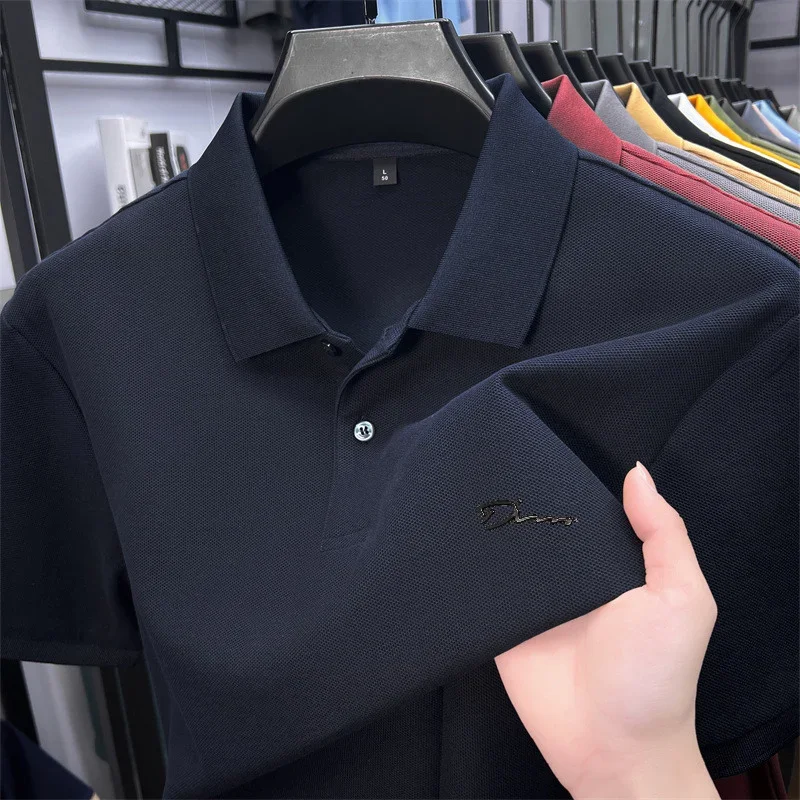 Polo da uomo a tinta unita con risvolto, estiva, a maniche corte, traspirante, in piqué, con stampa semplice sul petto, casual, da lavoro. - immagine 4