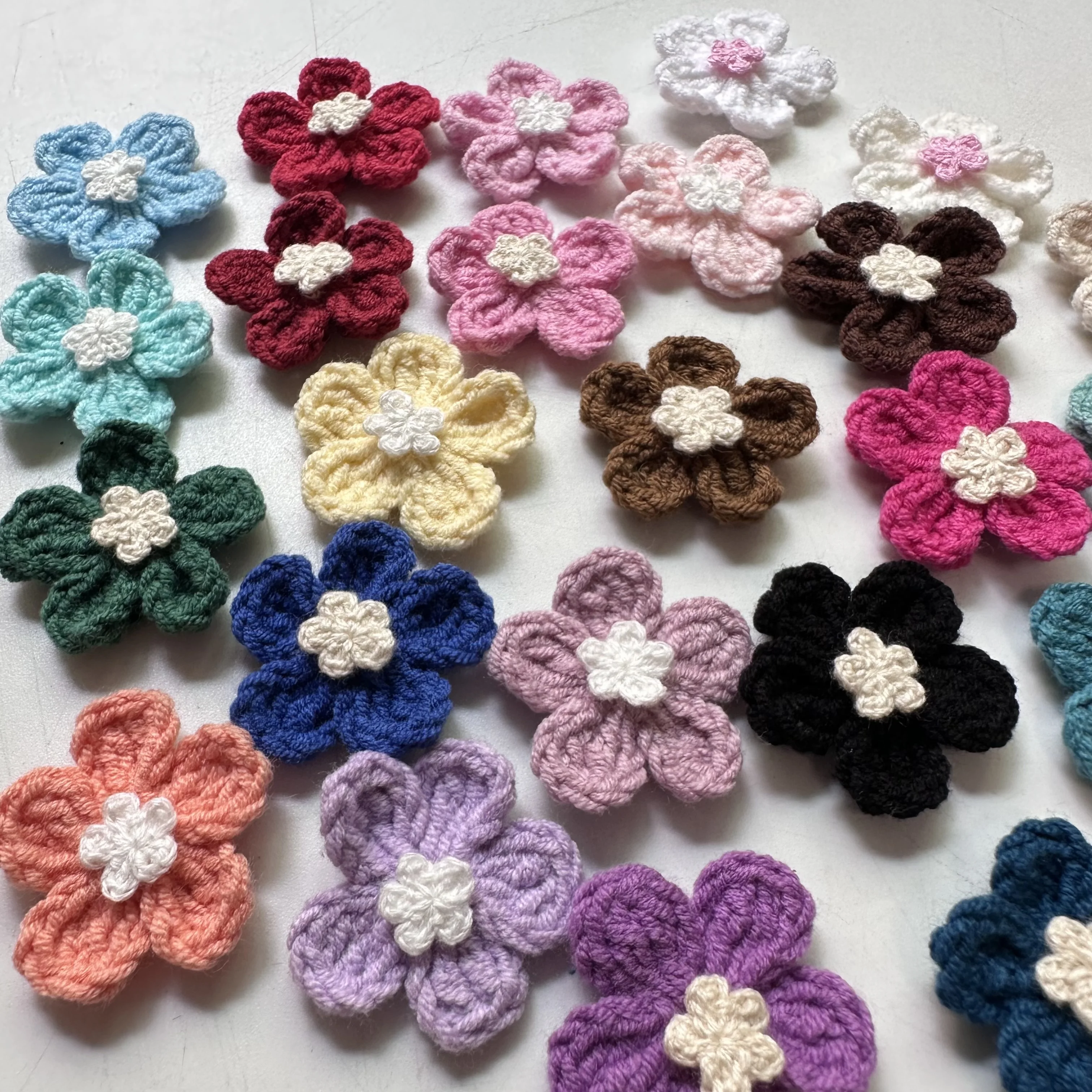 10PCS 다채로운 수제 면 크로셰 꽃 3.2CM DIY 3D 공예 니트 패브릭 꽃 아플리케 의류 장식 Axxessories