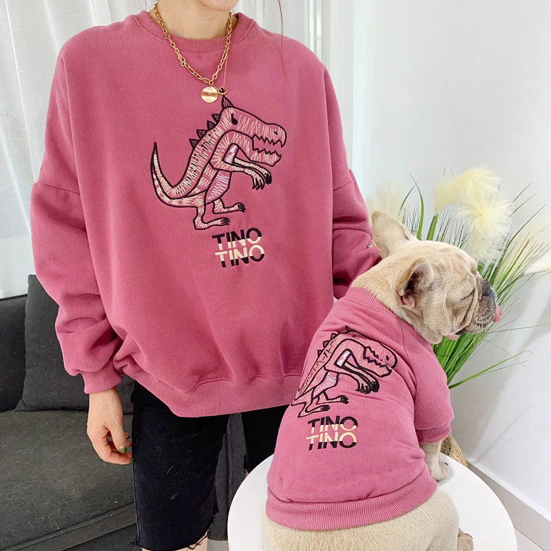 Duo irrésistible : Sweat Tino le Dinosaure pour toi et ton chien - 2025 - Doglovedesign : Vêtement et accessoires pour chiens