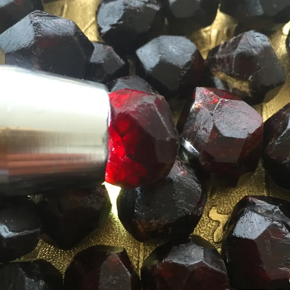 1Pc Red Natural Garnet Quartz Crystal Gemstone Healing Energy Stone Garden Yard Home Degaussing Rough Mineral Specimen Decor New gemstone specimen