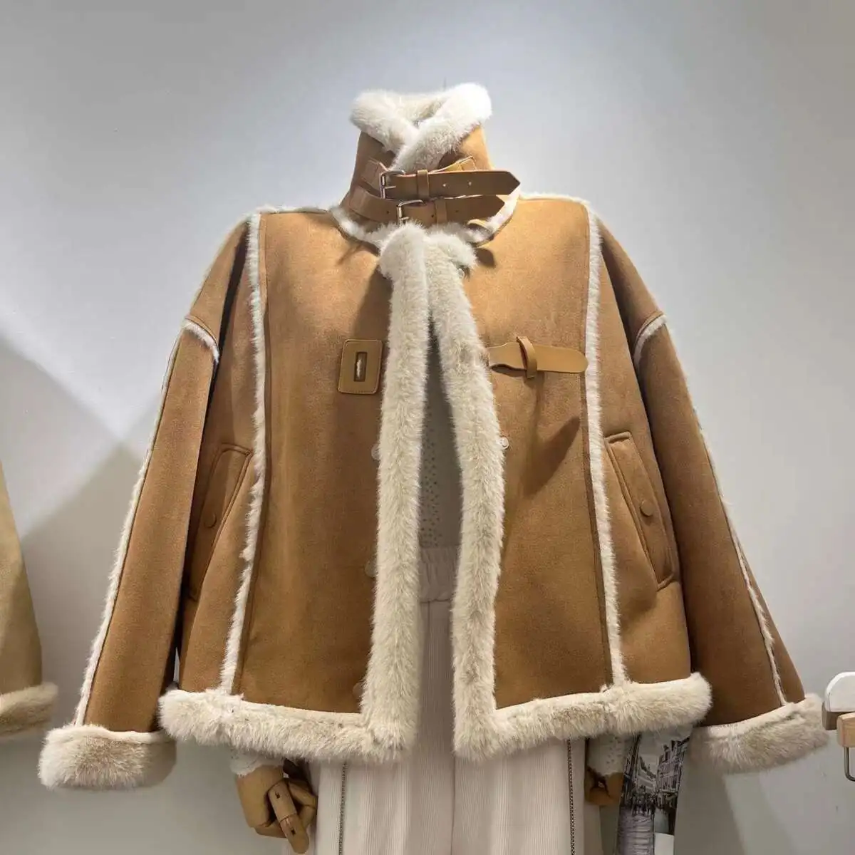 Lamm integrierte Jacke für Frauen mit einem Gefühl von Luxus 2023 Winter neuer Nerzpelz Plüsch Stehkragen Motorradanzug_voghion.com