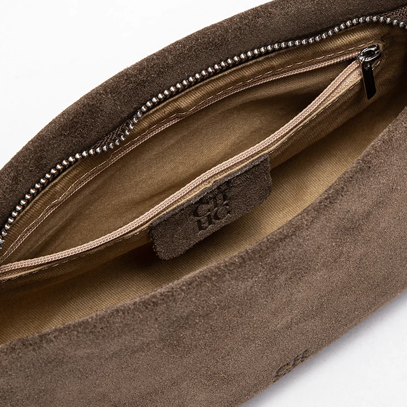 حقيبة تحت الإبط مخملية بسيطة أحادية اللون على الطر...