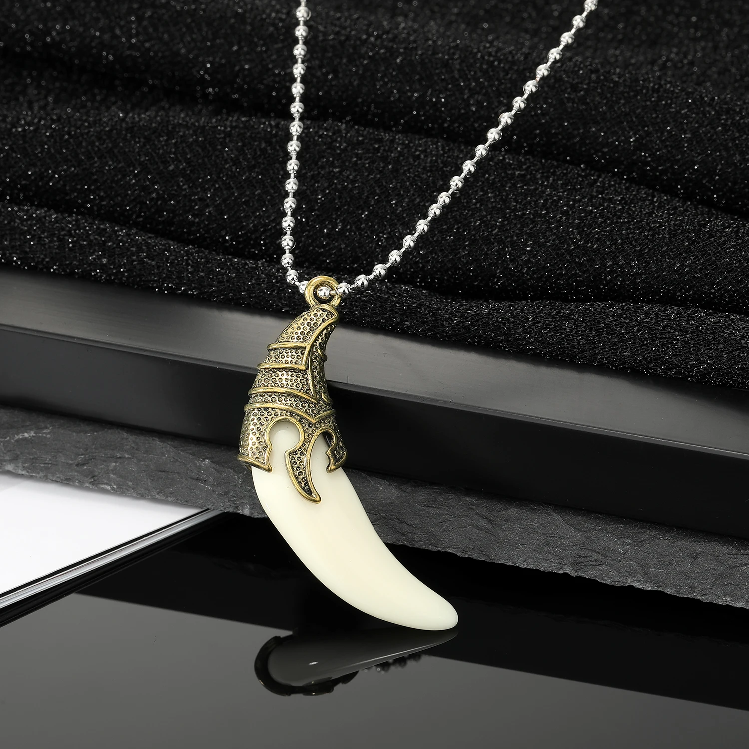 1PC New Domineering Simulation Wolf Tooth Necklace Retro Punk Tiger Head Pendant Necklace Men's Sweater Chain Jewelry