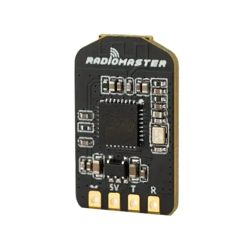 Récepteur RadioMaster RP3 ELRS 2.4GHz 250mW en main, montrant sa taille compacte et ses antennes.