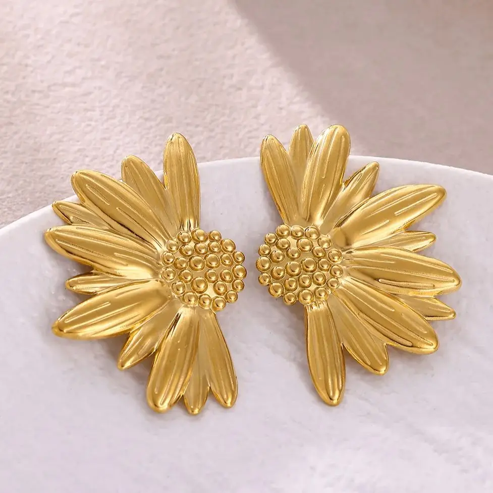 Vintage Daisy Flower Earrings Gold Stud