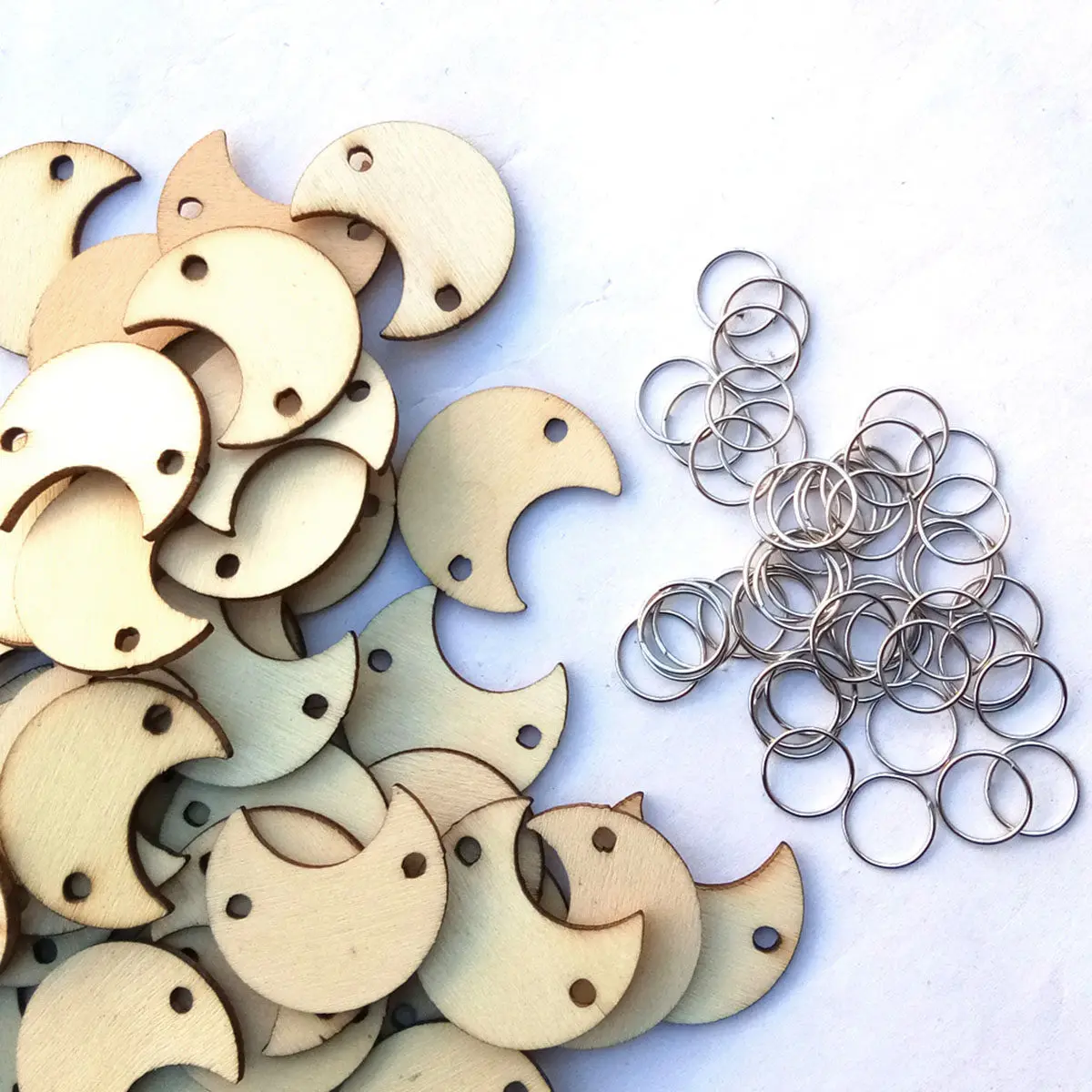 100Pcs 나무 달 모양 조각과 금속 와이어 링 키트 DIY 사진 소품 생일 축제 크리스마스 웨딩 장식 공예