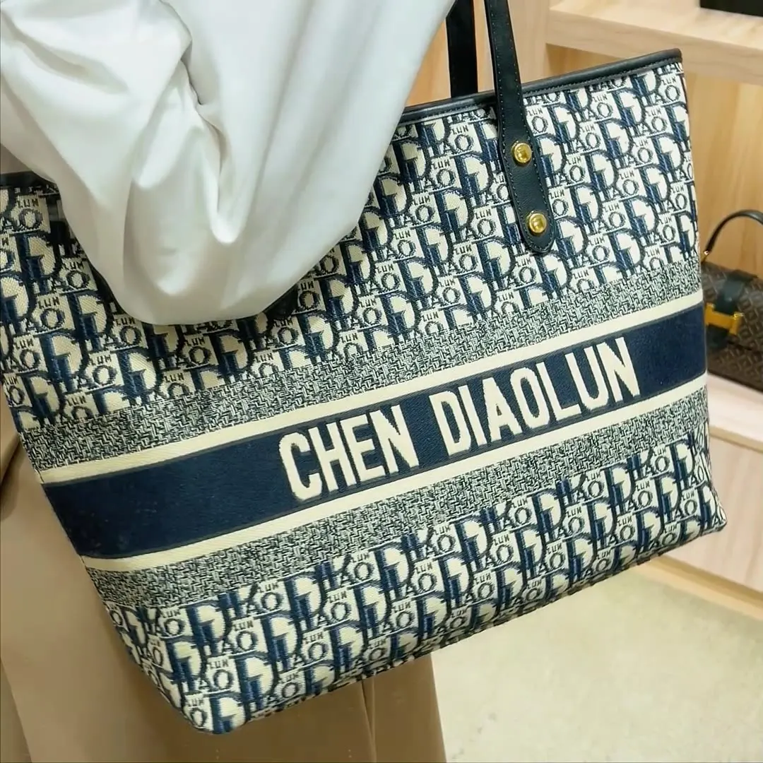 

Spring/Summer 2024 new high-grade embroidery large capacity Tote bag commuter shoulder women's bag Mommy Bag R937